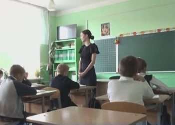 Criza de profesori, se simte tot mai acut în satele din țară. Cunoașteți povestea Danielei Bistrițchi, tânăra care s-a aventurat să rămână și să muncească la țară. Ce spune despre salariu, dar și cheltuieli | VIDEO