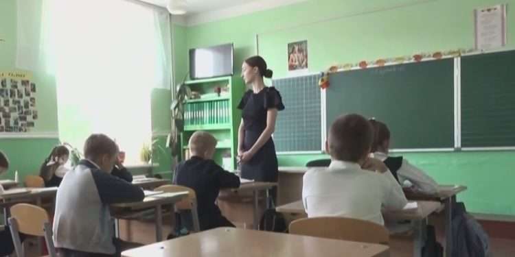 Criza de profesori, se simte tot mai acut în satele din țară. Cunoașteți povestea Danielei Bistrițchi, tânăra care s-a aventurat să rămână și să muncească la țară. Ce spune despre salariu, dar și cheltuieli | VIDEO