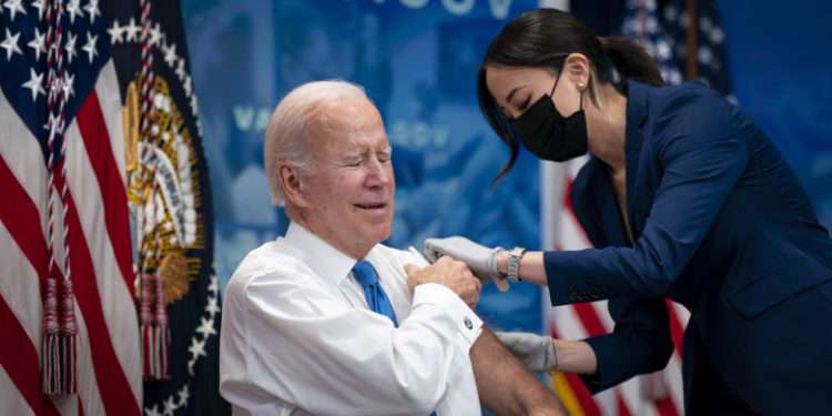 Joe Biden s-a vaccinat împotriva COVID-19 cu o variantă actualizată de vaccin