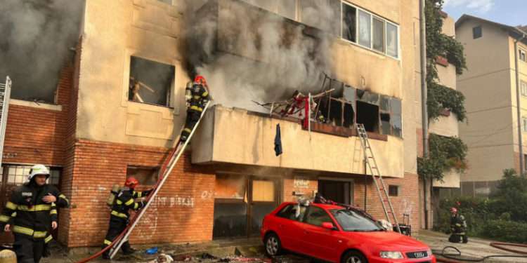 Explozie la parterul unui bloc din Sibiu. Doi morți și 20 de persoane evacuate