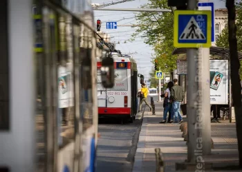 Mai multe rute de troleibuz din Capitală atestă întârzieri la stația de așteptare din cauza unui deranjament la rețea