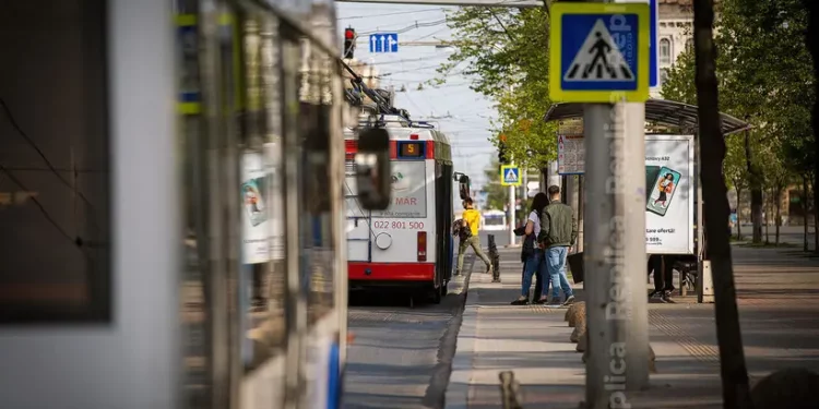 Mai multe rute de troleibuz din Capitală atestă întârzieri la stația de așteptare din cauza unui deranjament la rețea