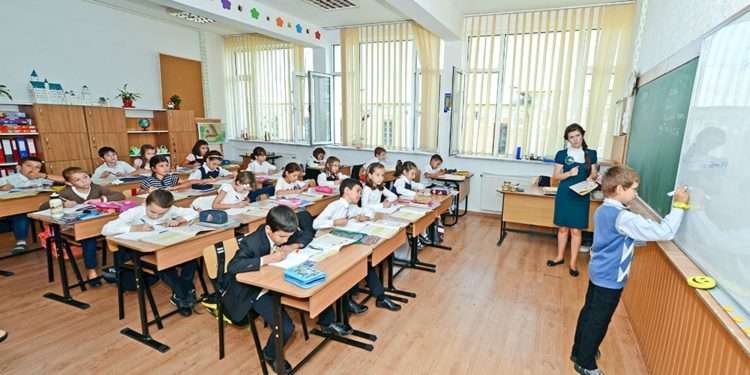 Proiect de lege al deputaților PAS: Din 2024, asociațiile de părinți și fundațiile de colectare a banilor în școli vor fi lichidate | VIDEO