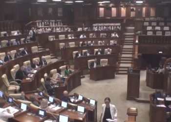 Prima ședință plenară din sesiunea de toamnă-iarnă: Deputații PAS și BCS au avut mai multe schimburi de replici acide, în timp ce aleșii partidului “ȘOR”, interzis prin lege, au anunțat că boicotează întrunirea însă rămân alături de cetățeni | VIDEO