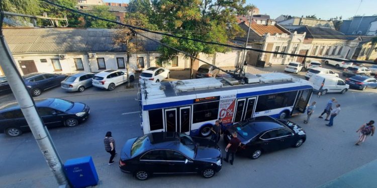 Accident rutier în capitală: Un troleibuz a lovit un autoturism parcat | VIDEO