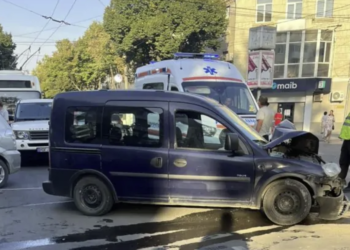 Noi detalii în cazul accidentului de la Bălți: Care este starea șoferului, a cărui mașină a fost tamponată de un autobuz | VIDEO