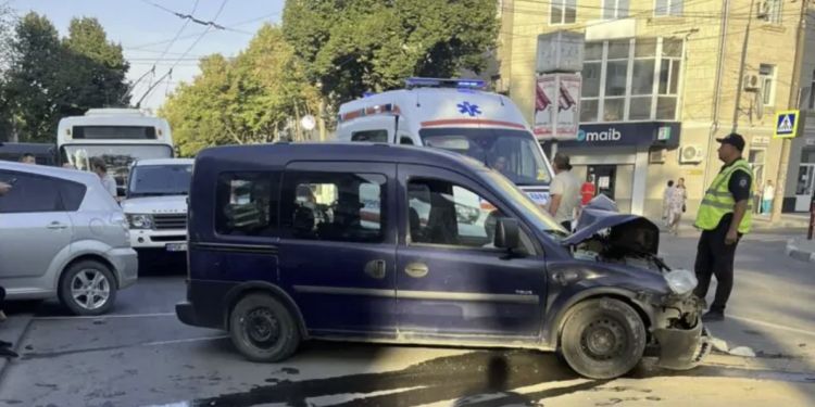 Noi detalii în cazul accidentului de la Bălți: Care este starea șoferului, a cărui mașină a fost tamponată de un autobuz | VIDEO