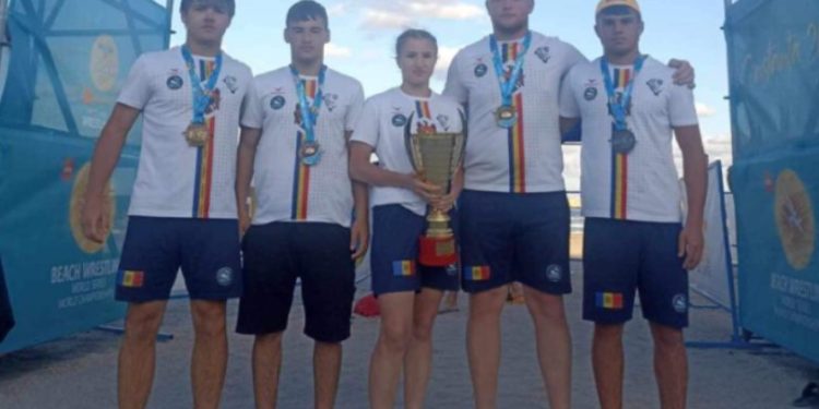 Ne mândrim cu ei! Sportivii moldoveni au cucerit 11 medalii la Campionatele Mondiale de lupte pe plajă