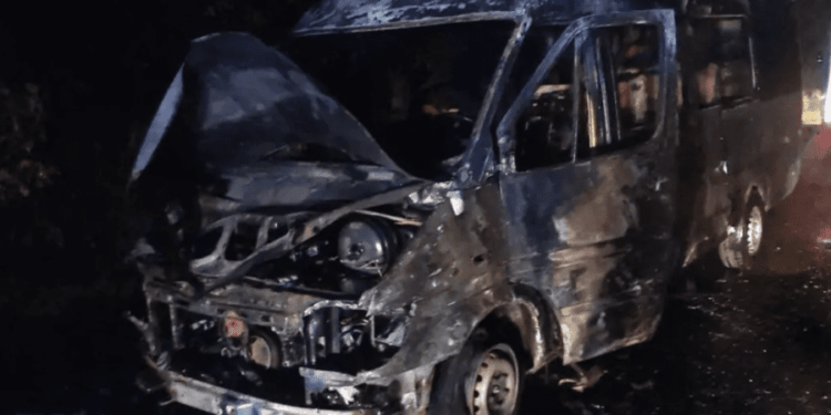 В Глодянах загорелся микроавтобус: в салоне автомобиля находились люди