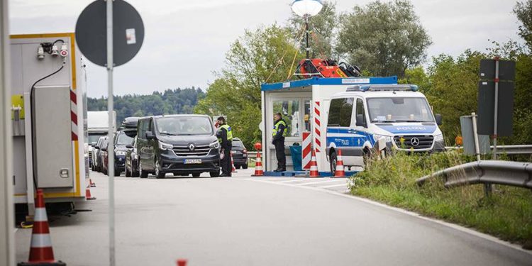 Еврокомиссия подтвердила, что въезд в страны ЕС на легковых автомобилях, зарегистрированных в РФ, будет расцениваться как запрещенный импорт