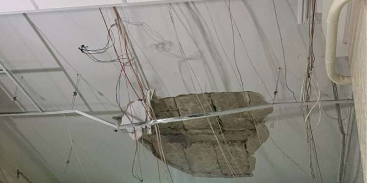 Noi detalii de la incidentul din liceul „Mircea Eliade”, unde s-a prăbușit o bucată de tavan. Explicațiile administrației școlii și reacția Direcției Educație | VIDEO