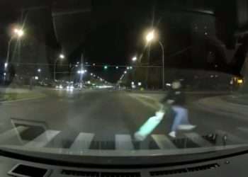La un pas de a fi lovit de un automobil: Un tânăr a căzut de pe o trotinetă în timp ce traversa neregulamentar strada