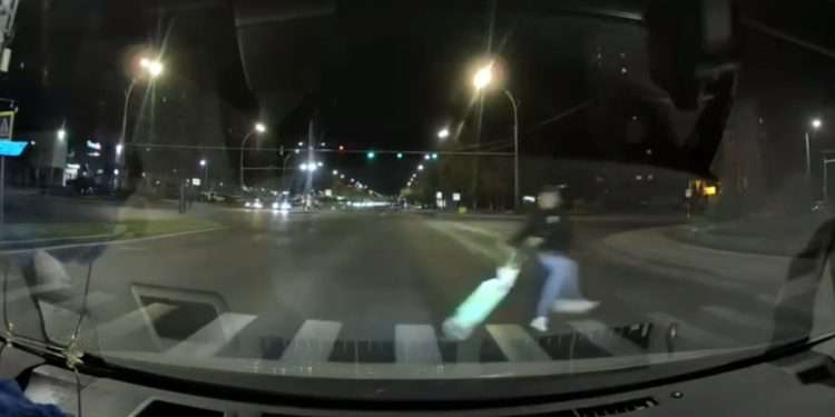 La un pas de a fi lovit de un automobil: Un tânăr a căzut de pe o trotinetă în timp ce traversa neregulamentar strada