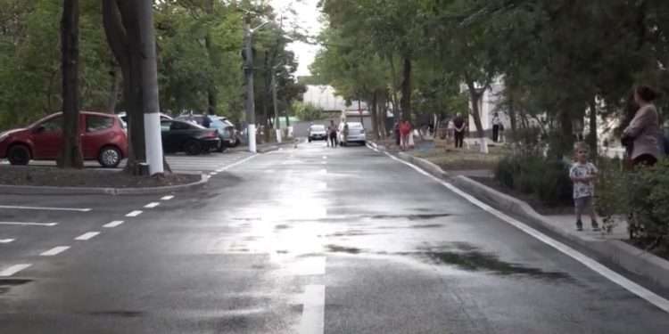 Colaborarea dintre echipa lui Ilan Șor cu partidul ”Șansă”, de succes! A fost finalizată amenajarea unei alte curți pe strada Iachir, din Orhei: A fost așezat un pavaj nou, montate trotuare, coșuri de gunoi, bănci, un loc de joacă și parcare | VIDEO