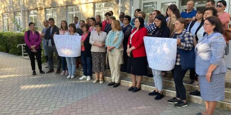 Greva generală și avertizarea de concediere a întregului colectiv a funcționat: În liceul din satul Văsieni nu va fi desființată clasa a 10 în acest an | VIDEO