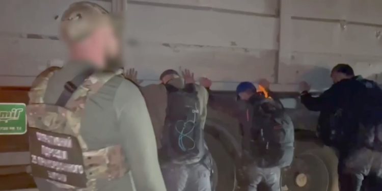 Șase bărbați, reținuți de grănicerii ucraineni în timp ce încercau să fugă de recrutare în Moldova