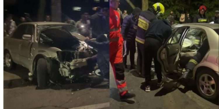 O mașină, făcută zob într-un accident grav în capitală: Echipele de descarcerare şi ambulanţa au intervenit | VIDEO
