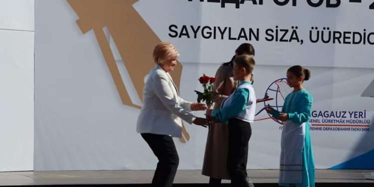В Гагаузии педагогов наградили почетными званиями и грамотами