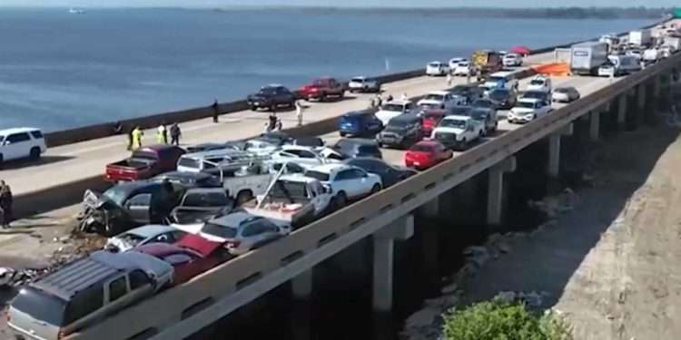 Больше 150 машин столкнулись в тумане на американской трассе. Сообщается о гибели семи человек