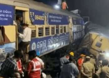 Пострадали более 100 человек: в Индии на железной дороге столкнулись поезда