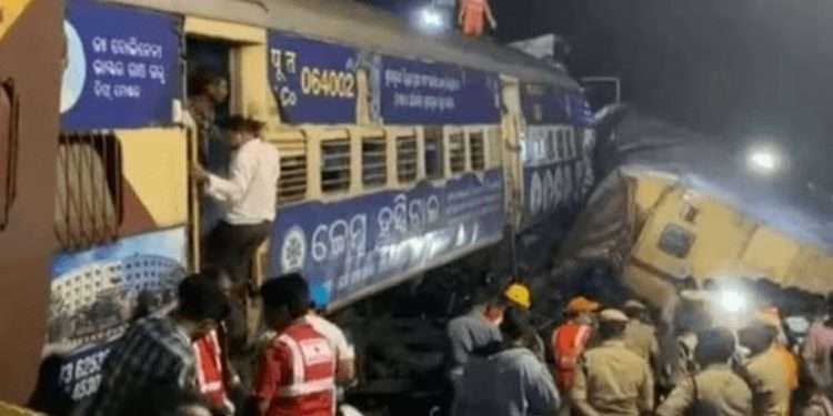 Пострадали более 100 человек: в Индии на железной дороге столкнулись поезда