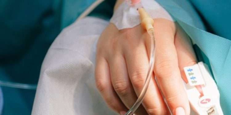 Несовершеннолетняя упала со второго этажа заброшенного здания. Ее срочно доставили в больницу