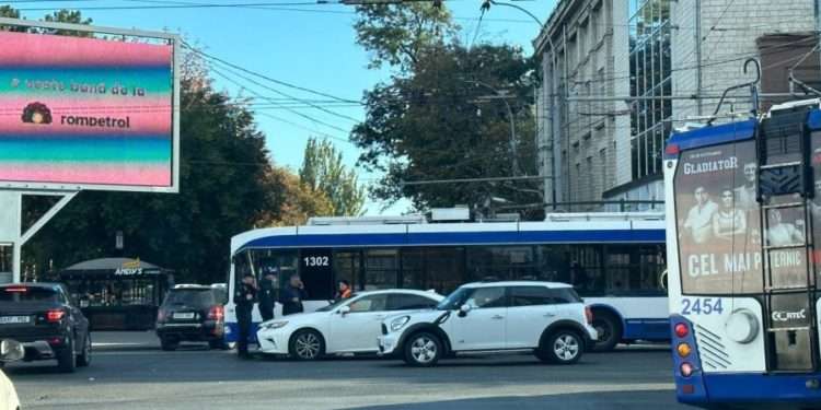 ДТП в столице: на перекрестке столкнулись троллейбус и Lexus