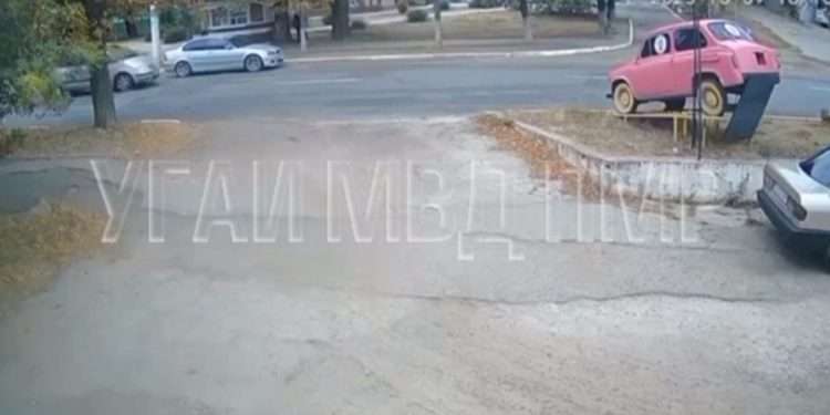 Перебегала в неположенном месте: в Бендерах подросток попала под колеса авто