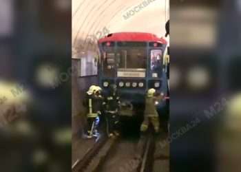 «Мужчину зажало между вагонами». В московском метро столкнулись два поезда