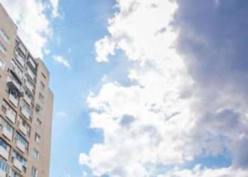 Chișinău: Un bărbat a decedat, după ce a căzut în gol de la etajul 11 al unui bloc de locuit