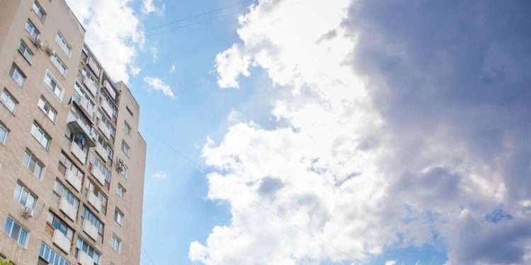 Chișinău: Un bărbat a decedat, după ce a căzut în gol de la etajul 11 al unui bloc de locuit