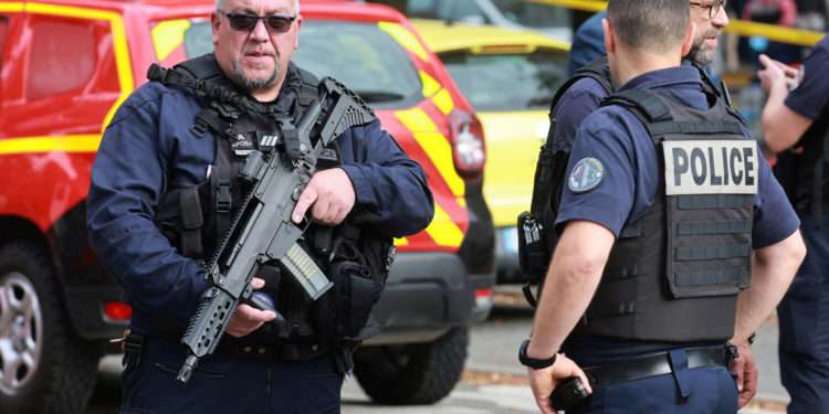 Власти Франции ввели режим террористической угрозы после атаки на лицей