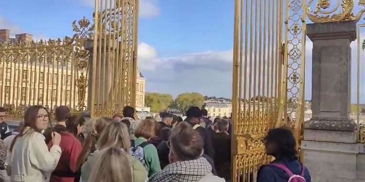 Версальский дворец эвакуировали из-за сообщения о бомбе