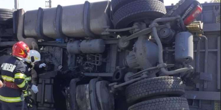 Un șofer de TIR din Moldova, rănit într-un accident, în România: Acesta s-a răsturnat cu autocamionul încărcat cu mobilă | FOTO