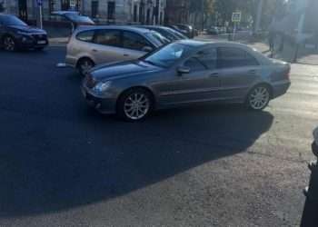 Accident lângă Ambasada Rusiei din Capitală: Un Mercedes s-a lovit violent cu o altă mașină