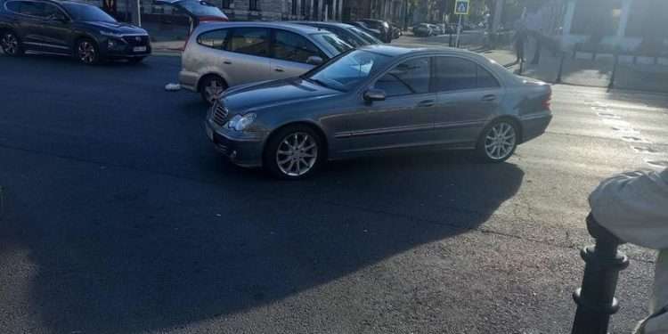 Accident lângă Ambasada Rusiei din Capitală: Un Mercedes s-a lovit violent cu o altă mașină