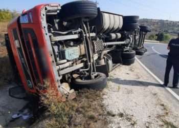 Un camion cu 25 tone de cărbune s-a răsturnat în nordul țării. Care este starea șoferului