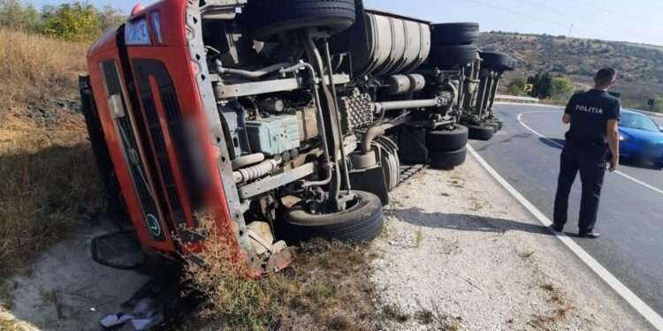 Un camion cu 25 tone de cărbune s-a răsturnat în nordul țării. Care este starea șoferului