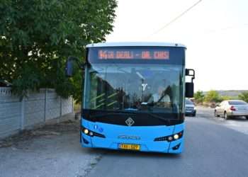 Locuitorii oraşului Codru din municipiul Chişinău, revoltați că rutele de autobuz spre Capitală circulă doar pe strada centrală a localităţii și mulți dintre ei trebuie să parcurgă pe jos o distanță mare. Ce spune Primăria | VIDEO