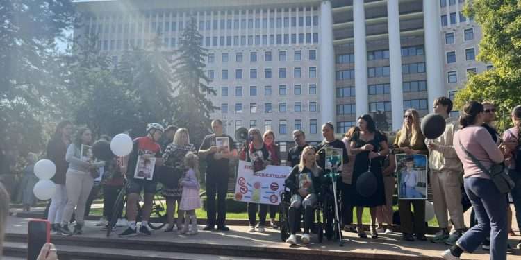 „Ne-am adunat toți cu sufletele frânte, cu o durere care ne unește”. În capitală, s-a desfășurat un miting prin care părinții de îngeri au cerut guvernării înăsprirea legii pentru șoferii iresponsabili | VIDEO
