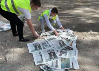 Starea proastă a drumurilor din curţile de blocuri din Capitală, în atenția partidului Renaștere: Activiștii formațiunii au umplut gropile și hopurile cu pliante electorale ale Partidului MAN, condus de Ion Ceban | VIDEO