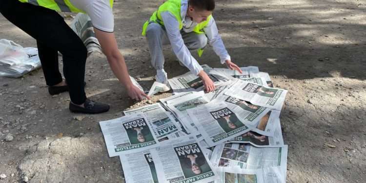 Starea proastă a drumurilor din curţile de blocuri din Capitală, în atenția partidului Renaștere: Activiștii formațiunii au umplut gropile și hopurile cu pliante electorale ale Partidului MAN, condus de Ion Ceban | VIDEO