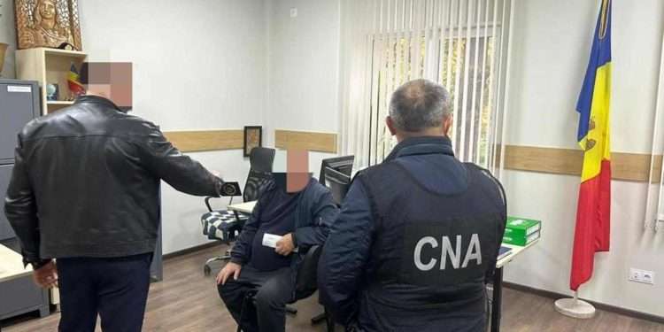 Ar fi încercat să mituiască un polițist: Bărbat din Fălești, reținut pentru 72 de ore