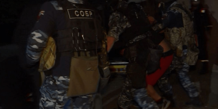 Intervenție ca în filme la Tighina: Doi bărbați drogați s-au baricadat într-un garaj și au amenințat că detonează o grenadă. Ce a urmat