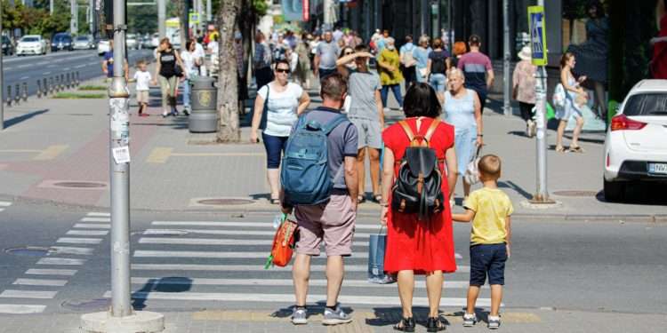 Toți mai mulți oameni pleacă din Moldova. Expert: Avem o economie care generează anual exodul a 30 de mii de oameni din țară