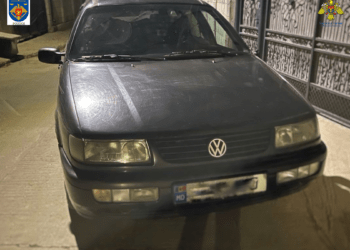 Circa 1,5 milioane de țigări fără acte, depistate în urma stopării unui șofer în trafic: Suspectul a provocat un accident, apoi a lovit doi vameși | VIDEO