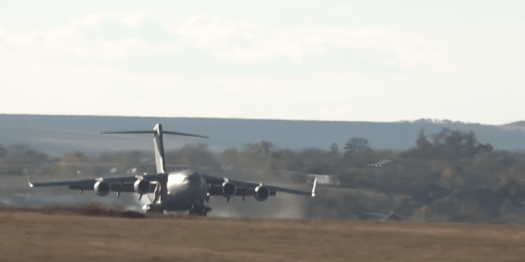 O aeronavă NATO a aterizat pe Aeroportul Mărculești. Ce spune Ministerul Apărării