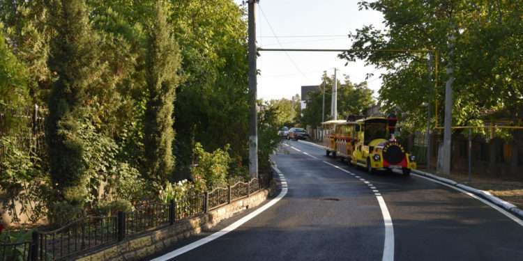 Reparaţia capitală a încă două străzi din Orhei, finalizată cu succes: Trotuarele au fost pavate, s-au instalat bănci noi şi amenajată o zonă verde. Ce spun localnicii | VIDEO