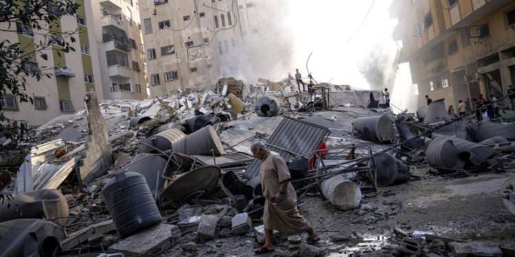 Израильская армия за ночь атаковала больше 400 целей в секторе Газа