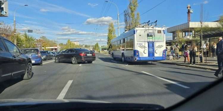 Un BMW a schimbat banda de circulație cu tot cu… un troleibuz: Accident pe strada Mihai Viteazul | FOTO